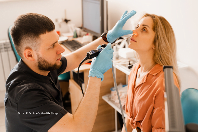 Un cirujano otorrinolaringólogo utiliza una herramienta para revisar la nariz de una mujer en una endoscopia